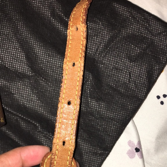 Super cute ☺️ Monogram CROSSBODY bag - Picture 4 of 14